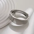 Elegante brazalete de resorte irregular plateado con un cierre de bisagra minimalista - Brazalete Cuadrado Irregular Asimétrico (As0080)
