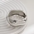 Brazalete minimalista de aleación plateada irregular con resorte y acabado brillante - Brazalete Geométrico Irregular Ancho (As0086)