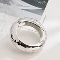 Elegante brazalete plateado de metal martillado irregular con apertura de resorte - Brazalete redondo gofrado (As0065)