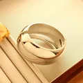 Brazalete ancho de aleación dorada con superficie pulida y textura - Brazalete curvo de borde ancho liso (As0067)