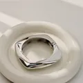 Brazalete rígido de aleación plateada con forma cuadrada irregular y acabado pulido - Brazalete cuadrado de superficie redonda (As0071)