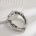 Brazalete de aleación de plata con textura irregular y apertura de resorte flexible - Brazalete plisado irregular (As0073)