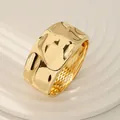 Elegante brazalete abierto dorado con un detallado diseño de textura martillada - Brazalete de borde ancho gofrado (As0008)