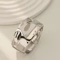 Brazalete abierto de aleación plateada con textura irregular y acabado brillante - Brazalete de borde ancho gofrado (As0007)