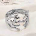 Elegante brazalete plateado de metal líquido irregular estilo rama con bisagra de resorte - Brazalete de metal coral (As0001)