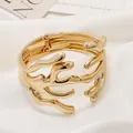 Elegante brazalete dorado irregular con un diseño de apertura de resorte para mujer moderna - Brazalete de metal coral (As0002)
