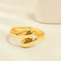 Brazalete abierto irregular bañado en oro moderno con diseño fluido minimalista elegante - Estilo de Resorte de Mango Ovalado Dorado (As0087)