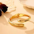 Brazalete abierto de aleación dorada, diseño irregular con bisagra de resorte - Estilo Estrecho de Doble Gota de Agua Dorado (As0089)