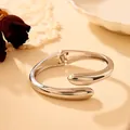 Brazalete plateado minimalista con diseño fluido irregular para mujeres con estilo - Estilo Estrecho de Doble Gota de Agua Plateado (As0090)