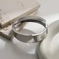 Brazalete minimalista de aleación de plata pulida con apertura de resorte para mujer - Estilo Cuadrado Irregular Plateado (As0051)