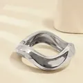 Brazalete de aleación plateado con ondas irregulares y diseño de apertura de muelle - Estilo de Onda Geométrica de Borde Ancho Plateado (As0094)