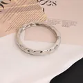 Brazalete moderno de aleación de plata con una superficie ondulada irregular. - Redondo con Textura (As0184)