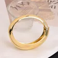 Elegante brazalete irregular de aleación dorada para mujer con acabado metálico muy pulido - Líneas geométricas de bordes anchos y estrechos (As0093)