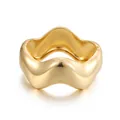 Elegante brazalete dorado irregular de aleación con diseño moderno de apertura de resorte - Onda en forma de M (As0120)
