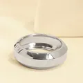 Brazalete rígido de aleación plateada irregular con diseño facetado moderno - Redondo Geométrico (As0164)