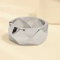 Brazalete minimalista de aleación plateada con facetas geométricas irregulares y bisagra - Geométrico Romboidal (As0168)