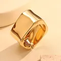 Brazalete dorado irregular de metal con acabado pulido y cierre de bisagra de resorte - Romboidal de Borde Ancho (As0139)
