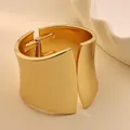 Brazalete de aleación dorado ancho e irregular con mecanismo de apertura de resorte. - Estilo Simétrico de Cara Ancha (As0137)