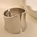 Brazalete moderno de aleación plateada con forma irregular y diseño de bisagra de resorte - Estilo Simétrico de Cara Ancha (As0138)