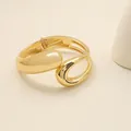 Elegante y moderno brazalete de aleación de oro irregular con diseño de apertura de resorte - Estilo de Personalidad Ovalada Hueca (As0101)