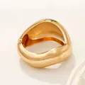Elegante brazalete dorado irregular de muelle pulido con un moderno acabado texturizado - Estilo de Ondas Irregulares con Bordes Grandes y Pequeños (As0152)