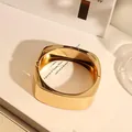 Elegante brazalete cuadrado irregular de aleación dorada con acabado espejo y resorte - Estilo Cuadrado Brillante (As0154)