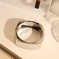 Brazalete irregular moderno de metal plateado con un mecanismo de apertura de resorte - Estilo cuadrado brillante (As0155)