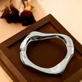 Brazalete de aleación plateado con ondas irregulares y apertura de resorte. - Estilo geométrico de ondas estrechas y anchas (As0096)
