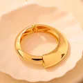 Moderna pulsera de aleación dorada irregular con apertura de resorte - Estilo de superficie curva asimétrica (As0092)