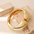 Brazalete abierto irregular chapado en oro pulido con un diseño minimalista elegante - Estilo de gota de agua doble ovalada grande (As0106)