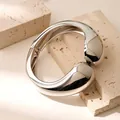 Brazalete abierto de aleación plateada irregular pulida con un diseño artístico - Estilo de gota de agua doble ovalada grande (As0107)