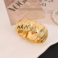 Brazalete de aleación irregular dorado con acabado metálico brillante - Estilo Plisado Irregular Ancho (As0104)