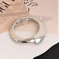 Brazalete irregular de aleación plateada con acabado martillado y apertura de resorte - Estilo Curvo Asimétrico Texturizado (As0185)