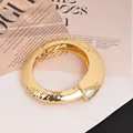 Elegante brazalete dorado con textura martillada y cierre de resorte - Estilo Curvo Asimétrico Texturizado (As0186)