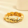 Lujoso brazalete dorado retorcido con textura martillada y diseño abierto chic - Estilo de Textura Retorcida (As0176)