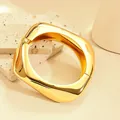 Brazalete grueso e irregular de aleación de oro con apertura de resorte y acabado pulido - Estilo Cuadrado Irregular Ancho (As0174)
