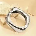 Brazalete rígido geométrico irregular de aleación de plata pulida con bisagra de resorte - Forma cuadrada irregular ancha (As0175)