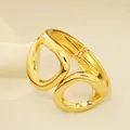 Elegante pulsera irregular de aleación dorada con acabado pulido y cierre de resorte - Triángulo envolvente hueco (As0177)