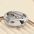 Elegante brazalete plateado grueso e irregular con un acabado metálico brillante - Línea 3D circular (As0157)