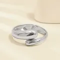 Elegante brazalete abierto plateado grueso con un diseño orgánico e irregular único. - Gota envolvente de borde inclinado (As0117)