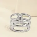 Elegante brazalete ancho plateado con detalles de cristal y cierre de bisagra de resorte - Pedrería hueca de tres filas (As0108)