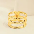 Elegante brazalete de aleación dorada con diseño irregular y detalles de cristal - Pedrería hueca de tres filas (As0109)