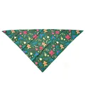 Vista piatta di una bandana natalizia verde per animali con omini di pan di zenzero e bastoncini - Verde