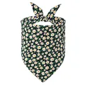 Primo piano di una bandana in cotone nero per animali con stampa floreale a margherite - L / Nero
