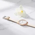 Elegante dameshorloge met beige lederen band op marmeren ondergrond - Beige