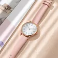 Elegant dameskwartshorloge met een zachtroze lederen band met litchi-patroon. - Roze