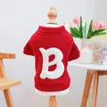 Gemütlicher roter Hunde-Pullover mit einem großen weißen 'B' Patch auf einer Puppe - Buchstabe B Hoodie