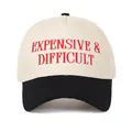 Λεπτομέρεια κεντήματος 'EXPENSIVE & DIFFICULT' σε μπεζ και μαύρο καπέλο trucker - Ρυθμιζόμενο / Κεντητό Στυλ με Color Block / Μπεζ/Μαύρο