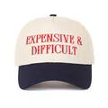 Λεπτομέρεια του κόκκινου κεντήματος Expensive & Difficult σε δίχρωμο καπέλο. - Ρυθμιζόμενο / Κεντητό Στυλ με Color Block / Κρέμα/Σκούρο Μπλε