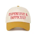 Κοντινό πλάνο του κόκκινου κεντήματος 'Expensive & Difficult' στο δίχρωμο καπέλο. - Ρυθμιζόμενο / Κεντητό Στυλ με Color Block / Κρεμ Λευκό/Κίτρινο